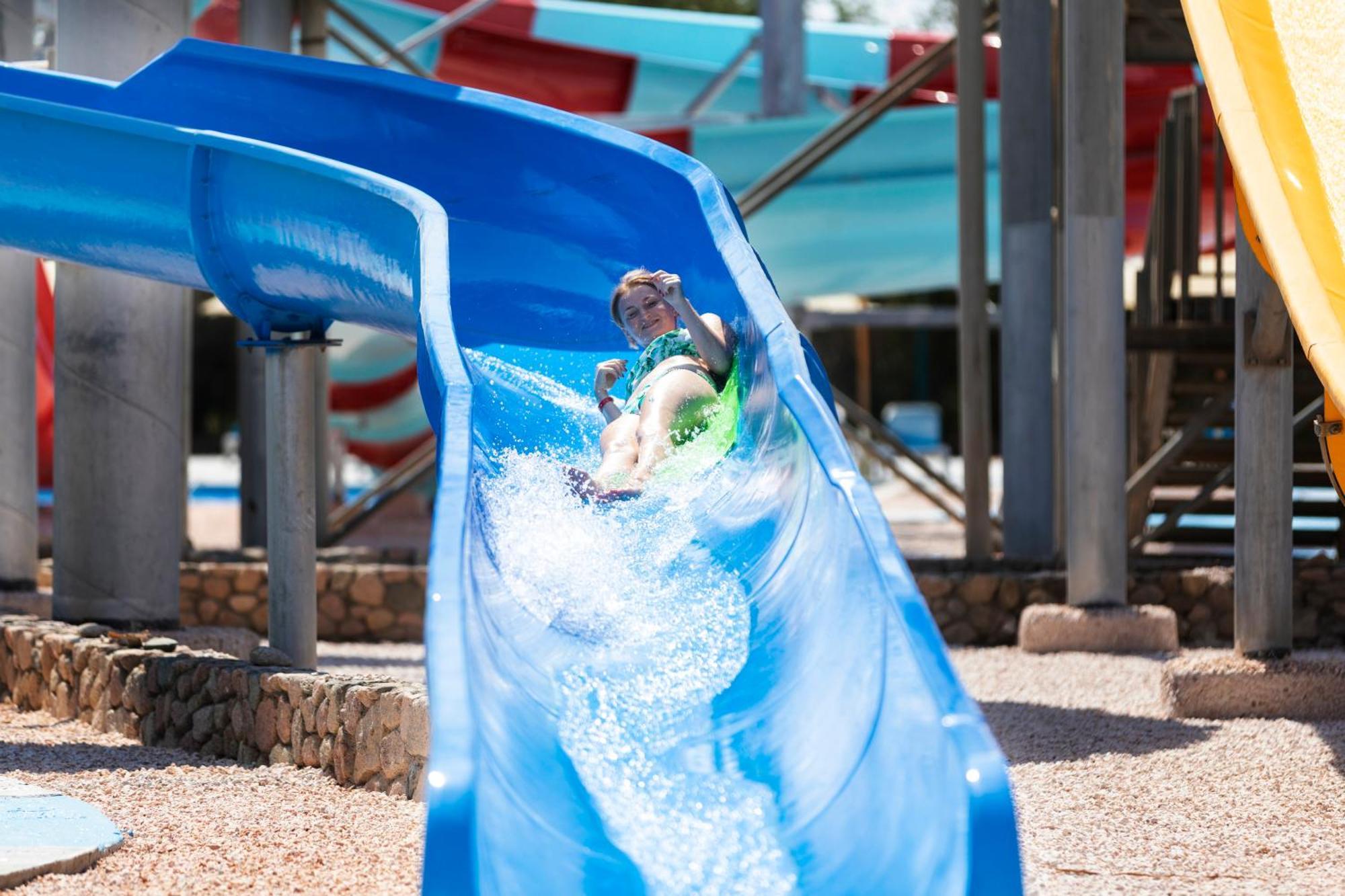Xperience Kiroseiz Aquapark Premier-Naama Bay Hotel Sharm el-Sheikh Ngoại thất bức ảnh A child on a water slide